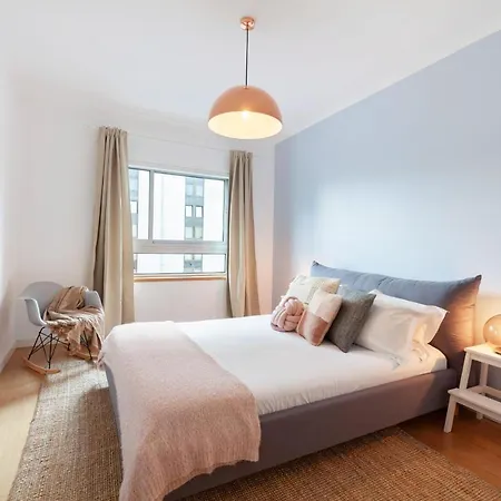 Lägenhet Modern & Spacious 2-bedroom With Balcony In Campolide *