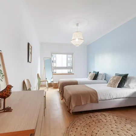 Modern & Spacious 2-bedroom With Balcony In Campolide * Лиссабон