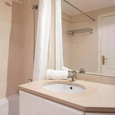 Modern & Spacious 2-bedroom With Balcony In Campolide Лиссабон