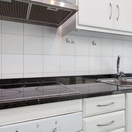 Modern & Spacious 2-bedroom With Balcony In Campolide Lissabon