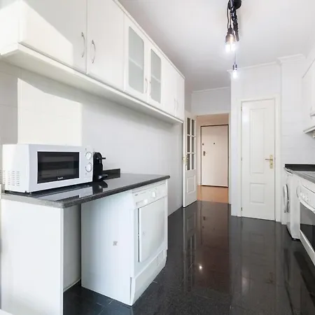 Modern & Spacious 2-bedroom With Balcony In Campolide Lissabon