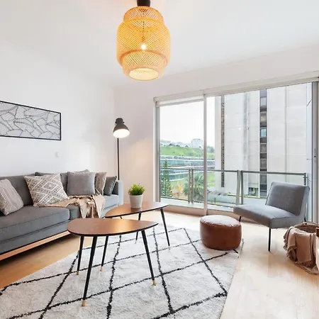 Modern & Spacious 2-bedroom With Balcony In Campolide * Lissabon