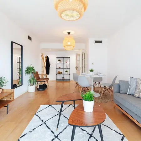 Modern & Spacious 2-bedroom With Balcony In Campolide Lissabon